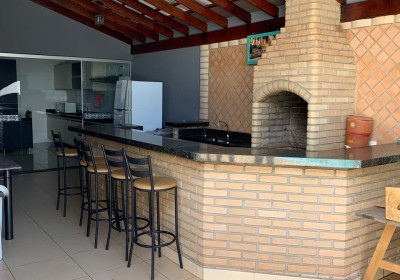 VENDE-SE LINDA CASA COM VARANDA GOURMET NO BAIRRO NENÊ GOMES