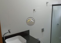 VENDE-SE CASA COM FINO ACABAMENTO NO BAIRRO MARINGÁ EM UBERABA