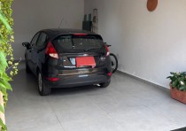 VENDE-SE CASA CONSERVADA NO BAIRRO JARDIM MARACANA