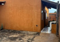 VENDE-SE CASA COM DOIS QUARTOS DISPONÍVEL NO BAIRRO JD MANHATTAN