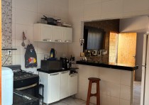 VENDE-SE CASA COM DOIS QUARTOS DISPONÍVEL NO BAIRRO JD MANHATTAN