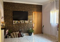 VENDE-SE CASA COM DOIS QUARTOS DISPONÍVEL NO BAIRRO JD MANHATTAN