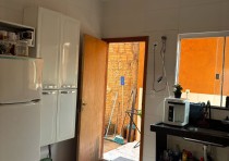 VENDE-SE CASA COM DOIS QUARTOS DISPONÍVEL NO BAIRRO JD MANHATTAN