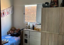VENDE-SE CASA COM DOIS QUARTOS DISPONÍVEL NO BAIRRO JD MANHATTAN