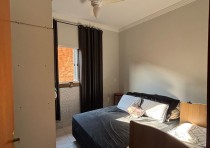 VENDE-SE CASA COM DOIS QUARTOS DISPONÍVEL NO BAIRRO JD MANHATTAN