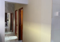 VENDE-SE CASA COM DOIS QUARTOS DISPONÍVEL NO BAIRRO JD MANHATTAN