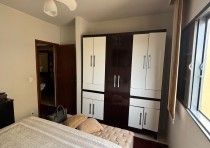 VENDE-SE: APARTAMENTO COM SACADA DISPONIVEL NO BAIRRO FABRICIO