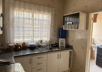 VENDE-SE: APARTAMENTO COM SACADA DISPONIVEL NO BAIRRO FABRICIO