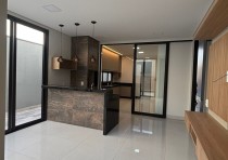 VENDE-SE CASA NOVA NO CONDOMÍNIO DAMHA 2