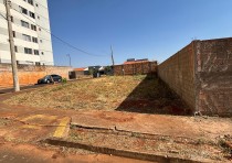 VENDE-SE TERRENO DE ESQUINA NO BAIRRO JARDIM LIBANIO.