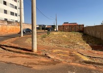 VENDE-SE TERRENO DE ESQUINA NO BAIRRO JARDIM LIBANIO.