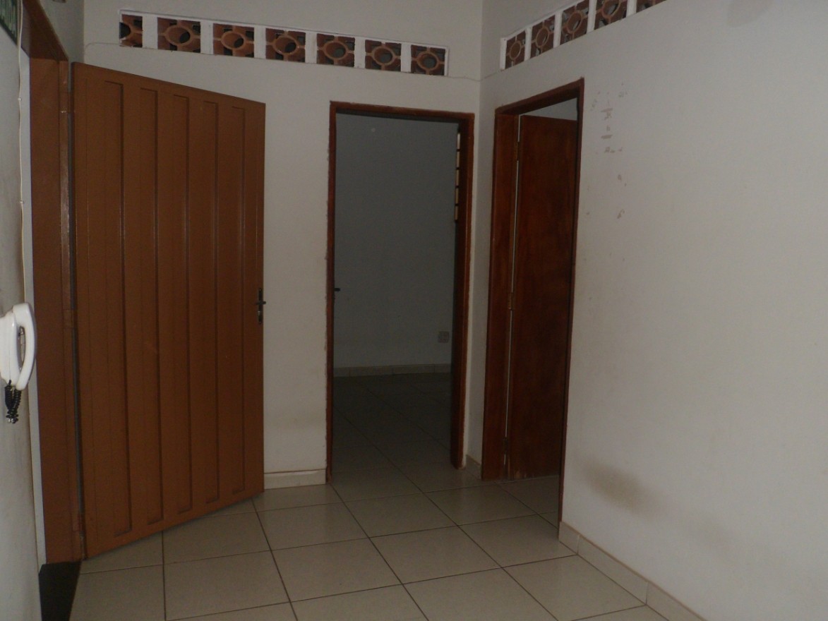 ALUGA-SE  Apto na Av. Orlando Rodrigues da Cunha, próximo ao Posto de Saúde