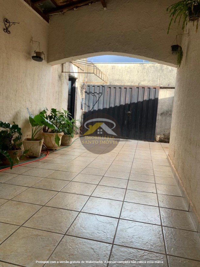 VENDE-SE LINDA CASA DE ESQUINA NO BAIRRO GRANDE HORIZONTE