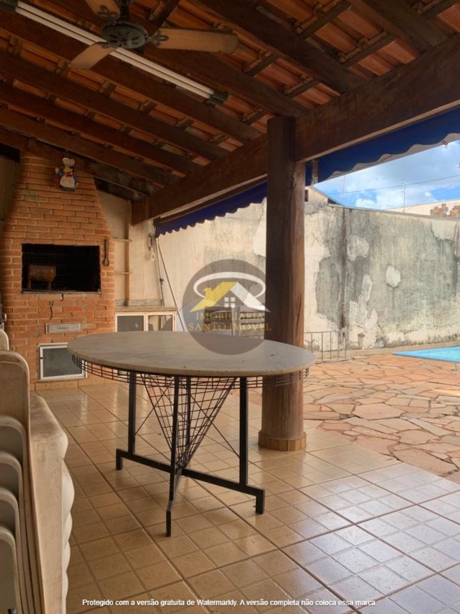 VENDE-SE LINDA CASA DE ESQUINA NO BAIRRO GRANDE HORIZONTE