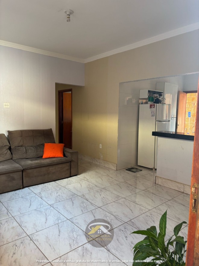VENDE-SE CASA COM DOIS QUARTOS DISPONÍVEL NO BAIRRO JD MANHATTAN