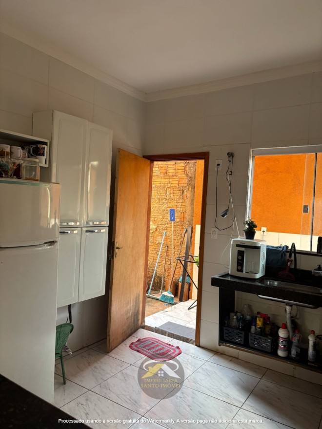 VENDE-SE CASA COM DOIS QUARTOS DISPONÍVEL NO BAIRRO JD MANHATTAN