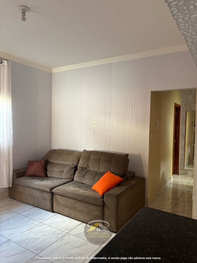 VENDE-SE CASA COM DOIS QUARTOS DISPONÍVEL NO BAIRRO JD MANHATTAN