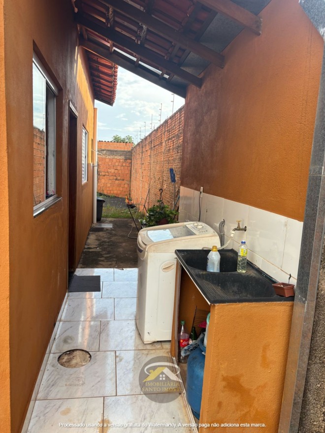 VENDE-SE CASA COM DOIS QUARTOS DISPONÍVEL NO BAIRRO JD MANHATTAN