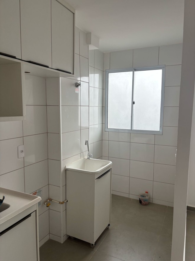 ALUGA-SE: APARTAMENTO NO CONDOMÍNIO BRISAS DO LAGO