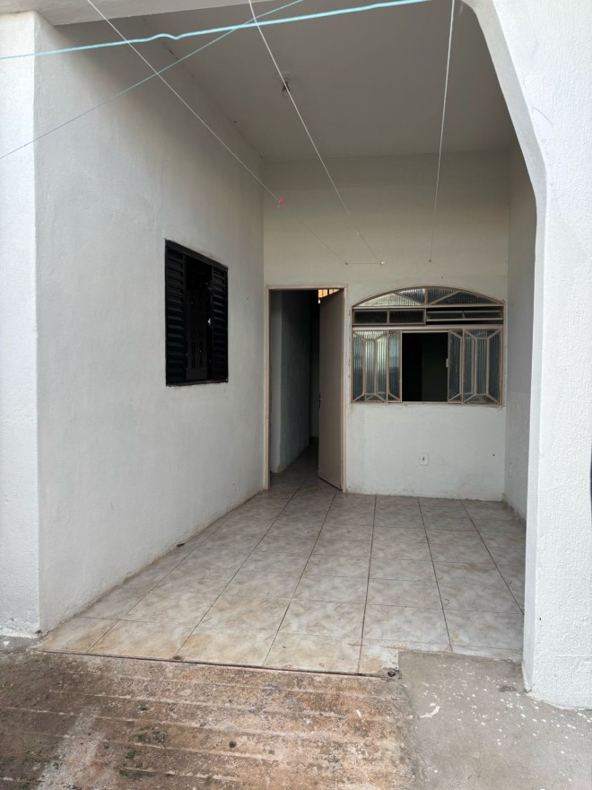 ALUGA-SE: CASA NA AV. ORLANDO RODRIGUES DA CUNHA BAIRRO ABADIA