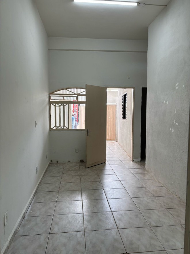 ALUGA-SE: CASA NA AV. ORLANDO RODRIGUES DA CUNHA BAIRRO ABADIA