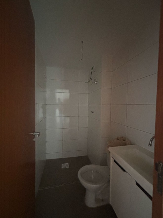 ALUGA-SE: APARTAMENTO NO CONDOMÍNIO BRISAS DO LAGO