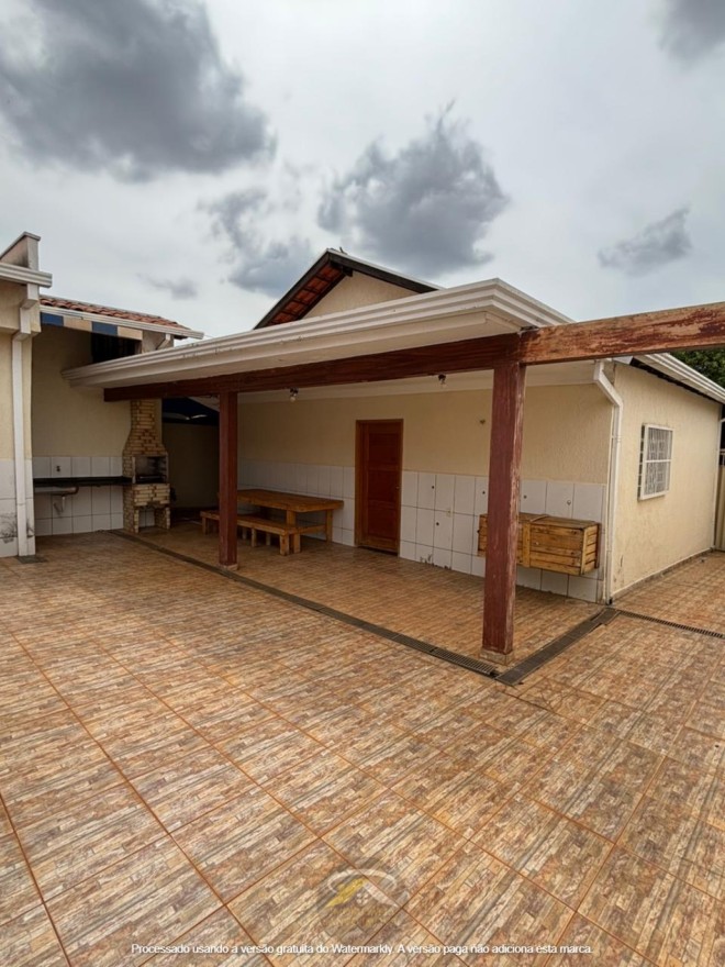 CASA CONSERVADA DISPONÍVEL PARA VENDA NO BAIRRO LEBLON
