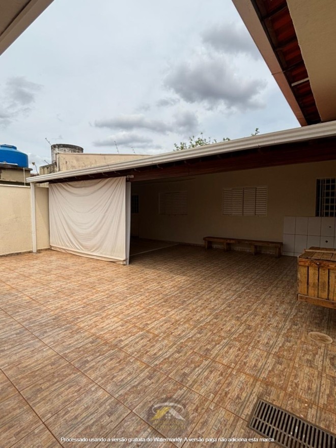 CASA CONSERVADA DISPONÍVEL PARA VENDA NO BAIRRO LEBLON
