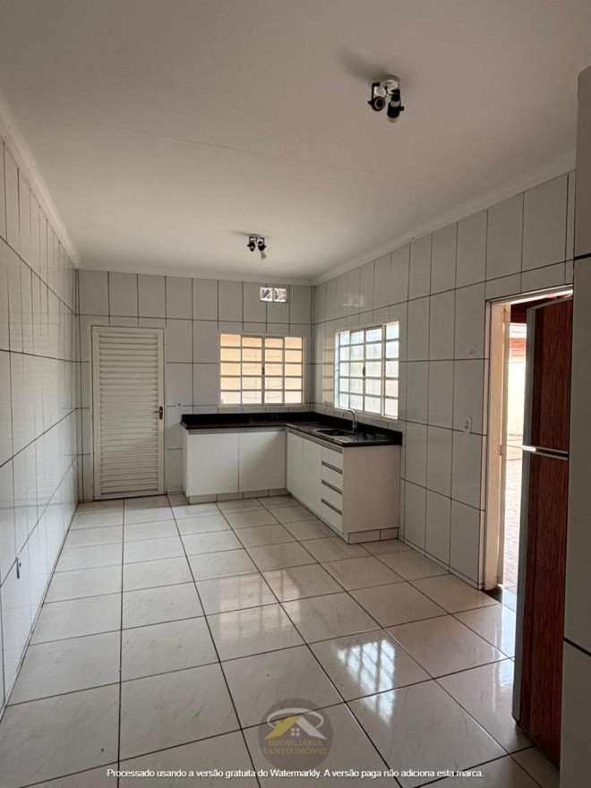 CASA CONSERVADA DISPONÍVEL PARA VENDA NO BAIRRO LEBLON